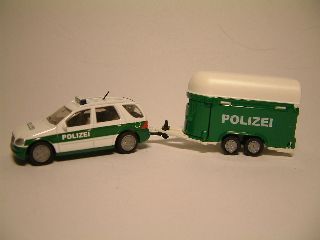 mercedes_polizei_lovasutanfutoval.jpg